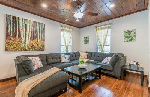 Mahncke Park House | Free parking, Walk to Botanical Garden, PS4, Grill, Private fenced backyard, Pets allowed