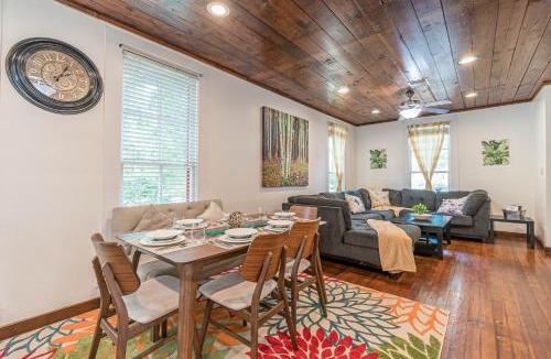 Mahncke Park House | Free parking, Walk to Botanical Garden, PS4, Grill, Private fenced backyard, Pets allowed