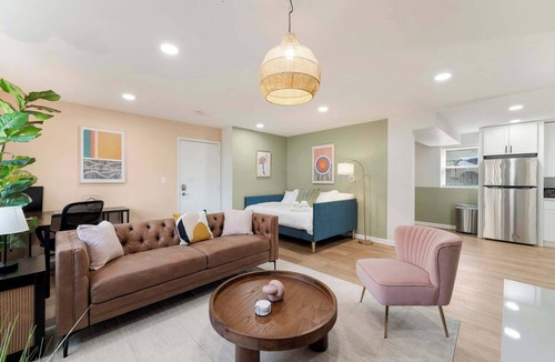 Lombard Apartment | Free Parking, Workdesk, King Bed