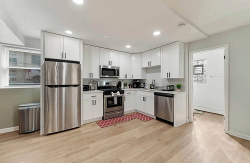 Lombard Apartment | Free Parking, Workdesk, King Bed