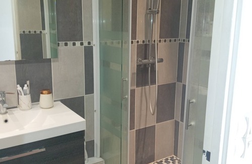 Plein Sud Apartment | Free room/parking and bus in front