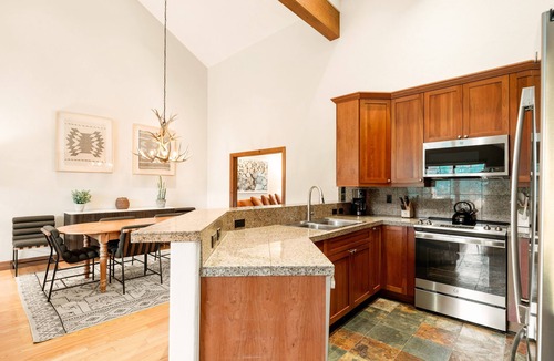 The Highlands House | Free Ski Shuttle! Mtn Views & Private Hot Tub