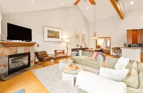 The Highlands House | Free Ski Shuttle! Mtn Views & Private Hot Tub