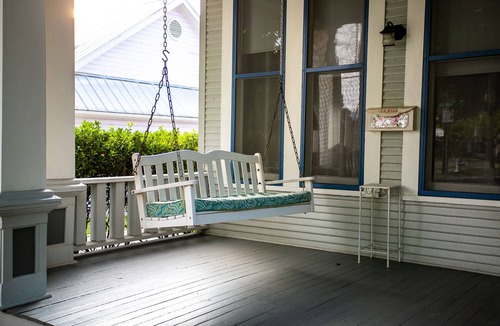 New Braunfels House | Free tubes. Walk to the river. Beautiful vintage home. Private back deck.