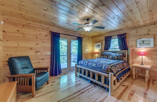 Copperhill Cabin | *Free Whitewater Rafting & Ziplining* Spacious flat rate cabin rental with wrap-around deck & mountain views