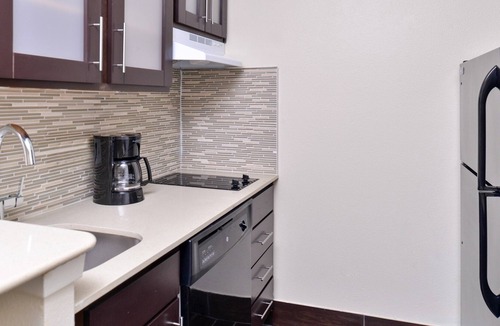 Far North Dallas Apartment | Free Wi-Fi + Free Breakfast Buffet + Outdoor Pool | Comfy Studio