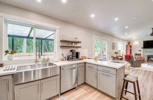 Freeland House | Freeland Retreat - Deck, Fire Pit & Beach Access!