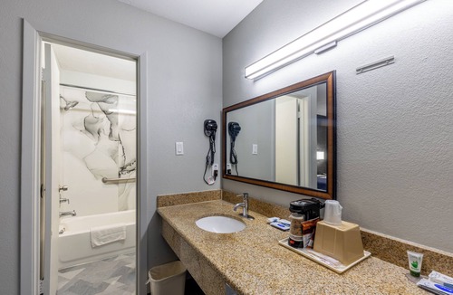 Freer Hotel | Freer Executive Inn and Studios