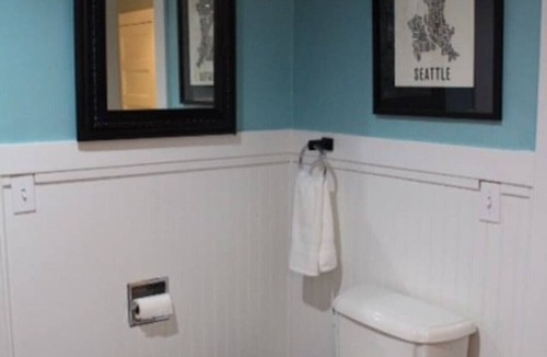 Fremont Apartment | Fremont vintage 2bed apt-pets private back yard