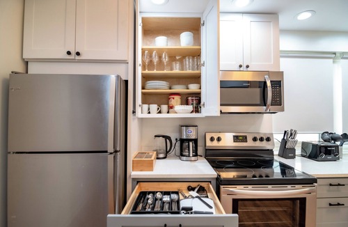 Rush and Division Apartment | French design Luxurious Downtown 3br+2ba/sleeps 8