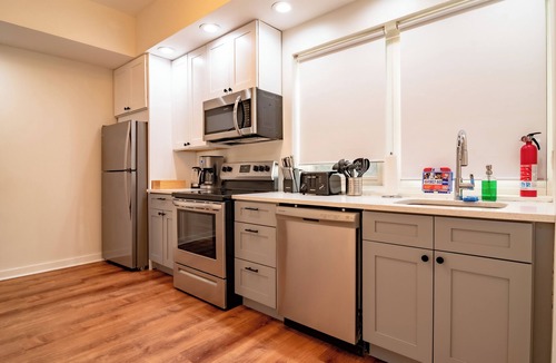 Rush and Division Apartment | French design Luxurious Downtown 3br+2ba/sleeps 8