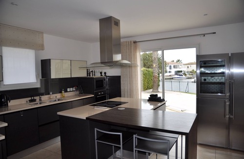 Aigues-Mortes Villa | French villa overlooking Marina in a beautiful setting with private pool