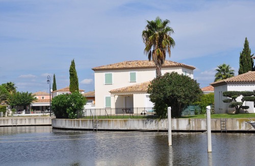 Aigues-Mortes Villa | French villa overlooking Marina in a beautiful setting with private pool