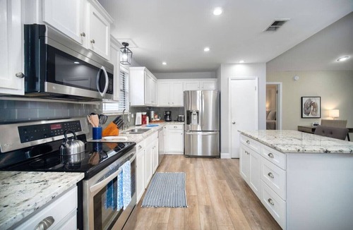 Southside House | ~Fresca Familia Sleeps 8 Heated Pool & Shopping~