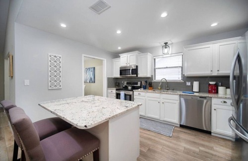 Southside House | ~Fresca Familia Sleeps 8 Heated Pool & Shopping~