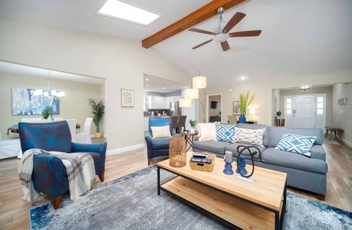 Southside House | ~Fresca Familia Sleeps 8 Heated Pool & Shopping~
