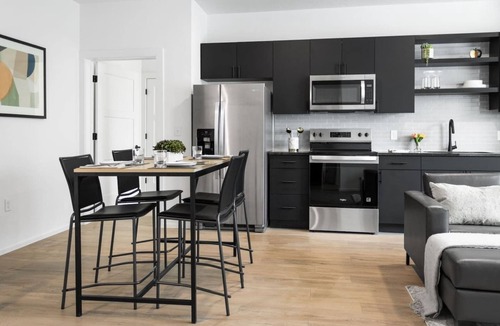 Oak Cliff Apartment | Fresh 3BR Bishop Arts | Gym, Yoga, Game Lounge!