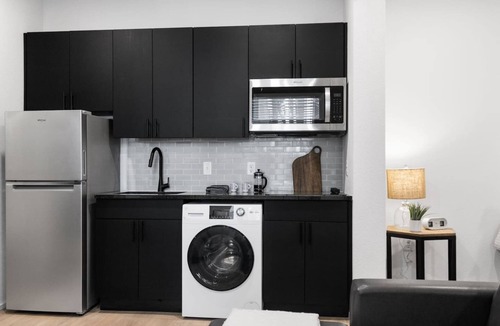 Oak Cliff Apartment | Fresh 3BR Bishop Arts | Gym, Yoga, Game Lounge!