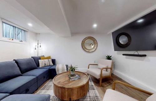 Woodbine - Lumsden Apartment | Fresh and Modern Guest Suite