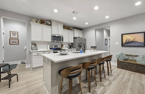 College Station Villa | Fresh & Clean Townhouse with Pool Access