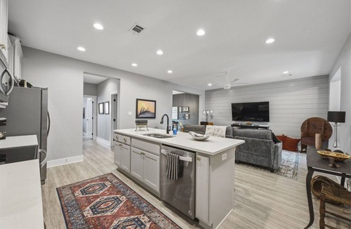 College Station Villa | Fresh & Clean Townhouse with Pool Access