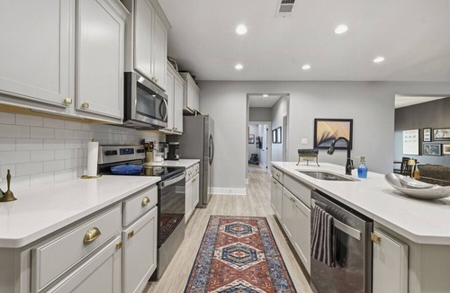 College Station Villa | Fresh & Clean Townhouse with Pool Access