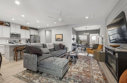 College Station Villa | Fresh & Clean Townhouse with Pool Access