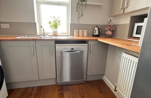 Gravesend Apartment | Fresh comfy space, feel at home.