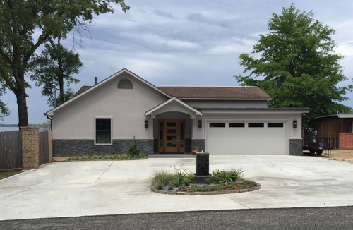 Shreveport House | Fresh, Contemporary Lake House with Gourmet Kitchen and 2 Covered Boat Slips