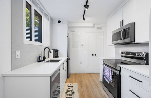 Mechanicsville Apartment | Fresh & Cozy Downtown Ottawa Getaway