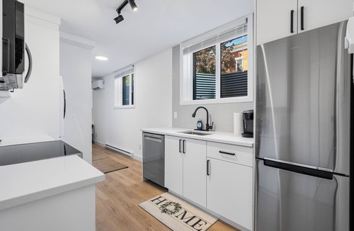Mechanicsville Apartment | Fresh & Cozy Downtown Ottawa Getaway