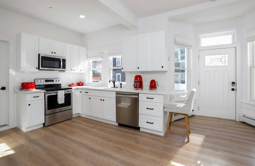 Stamford Apartment | Fresh Modern 3BR/2BA Escape #5, Harbor Point – Walk to Train, Cafes, Restaurants, City + Shore