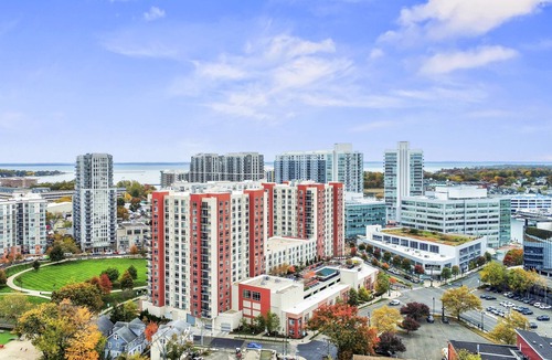 Stamford Apartment | Fresh Modern 3BR/2BA Escape #5, Harbor Point – Walk to Train, Cafes, Restaurants, City + Shore