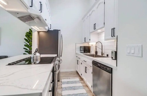 Pacific Beach Apartment | Fresh Modern & Comfy Apt Near It All [+parking]!