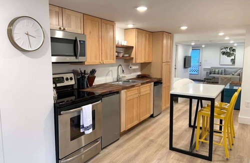 Kittery Apartment | Fresh + Modern Garden Level Kittery Studio