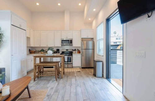 Mission Hills Apartment | Fresh & Modern Living | Central Location w/Patio