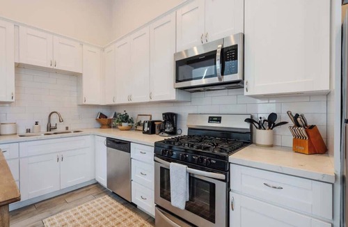 Mission Hills Apartment | Fresh & Modern Living | Central Location w/Patio