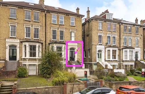 Anerley Apartment | Fresh & Sparkling Clean, free parking.nn