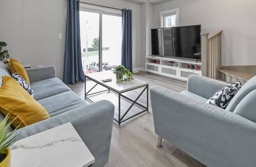 Ancaster House | Fresh, Well Appointed 3 Bed/3 Bath Townhome