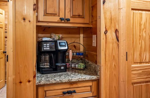 Chalet Village North Cabin | Freshly Renovated! 3 Pools, Pickleball, Hot Tub, Game Rm!