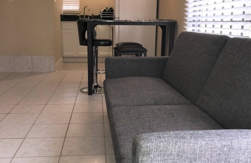 Northside House | Freshly Renovated Studio with full kitchen, bathroom, and private gate, parking