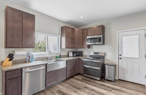 Imperial House | Freshly updated bungalow near Kimmswick and major highways- Prime Location