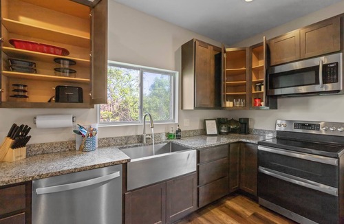 Imperial House | Freshly updated bungalow near Kimmswick and major highways- Prime Location