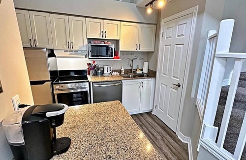 Craigleith Apartment | Freshly Upgraded Cozy Loft