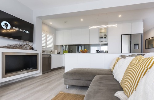 Queenscliff Apartment | Freshwater Beach Manly Great Views & Parking