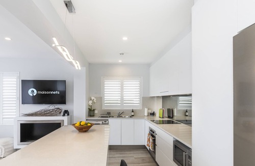 Queenscliff Apartment | Freshwater Beach Manly Great Views & Parking