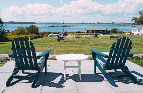 Welshpool Hotel | Friars Bay Inn & Cottages