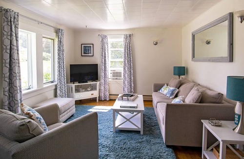 Welshpool Hotel | Friars Bay Inn & Cottages
