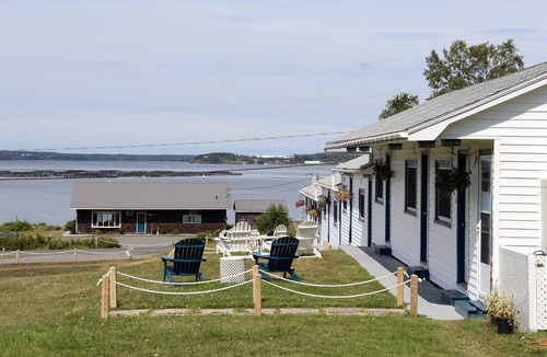 Welshpool Hotel | Friars Bay Inn & Cottages
