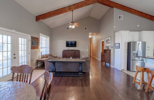Calera House | Friede's Hideaway - The perfect retreat with a private pond, hot tub & much more